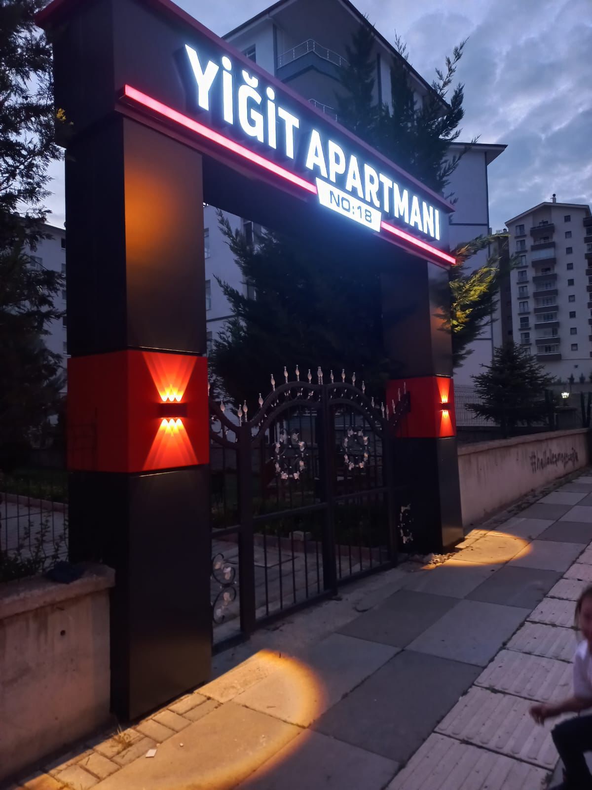 Işıklı totem ve yönlendirme tabela uygulaması